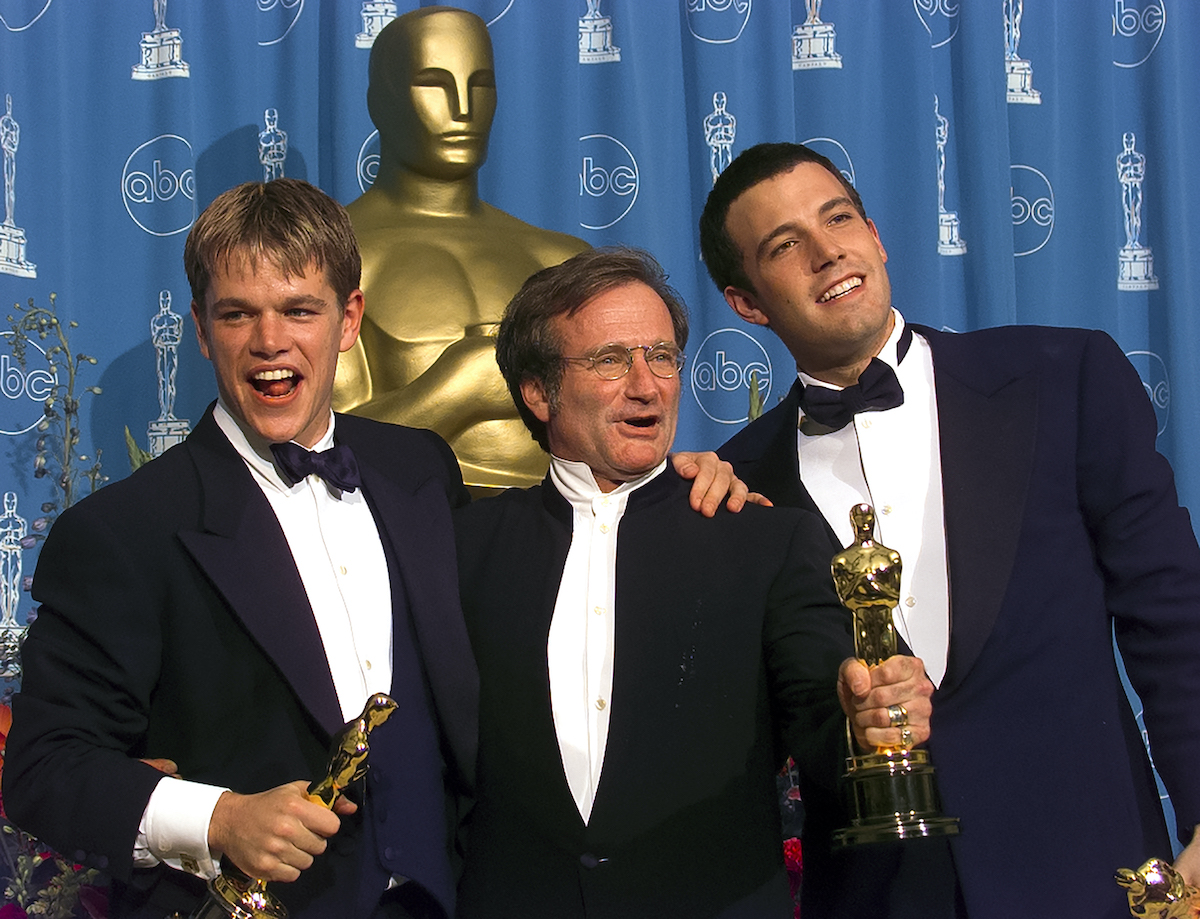 Matt Damon, Robin Williams et Ben Affleck portent des costumes et tiennent leurs Oscars