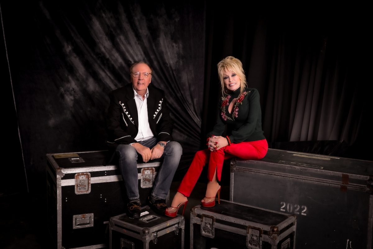 James Patterson et Dolly Parton posant pour un portrait afin de promouvoir leur nouveau livre,
