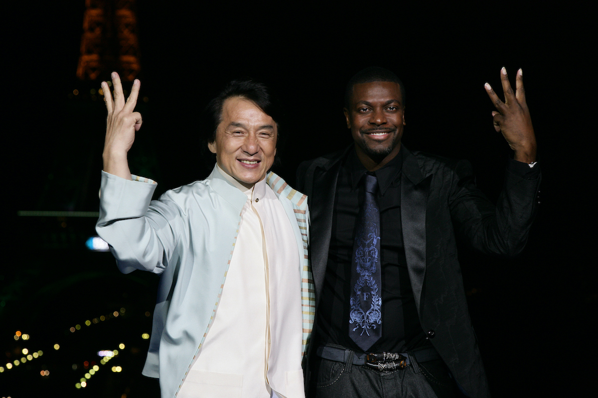Jackie Chan et Chris Tucker posent et lèvent chacun trois doigts