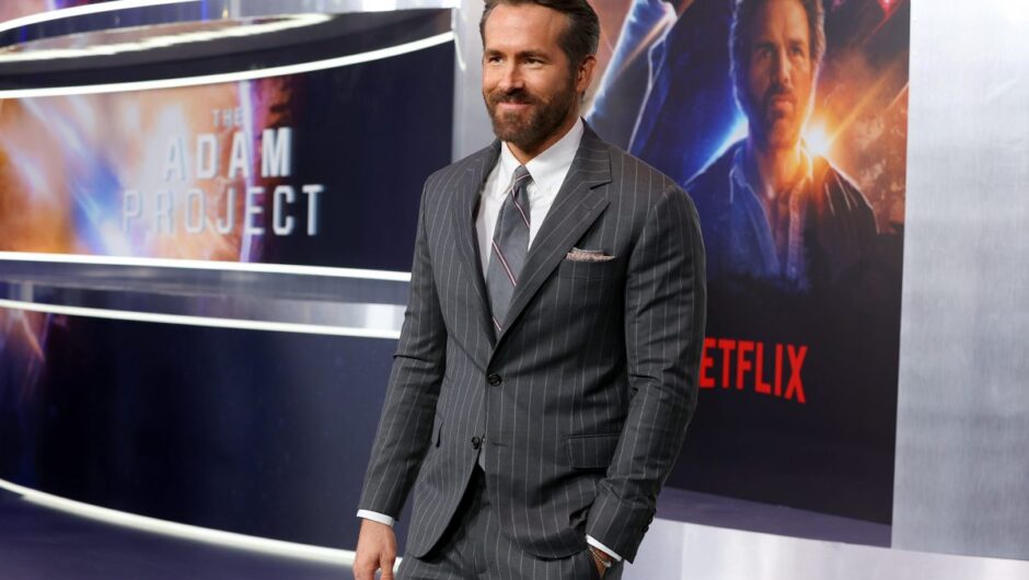 Ryan Reynolds, star de « The Adam Project », réagit aux pleurs de John Krasinski pendant le film Netflix