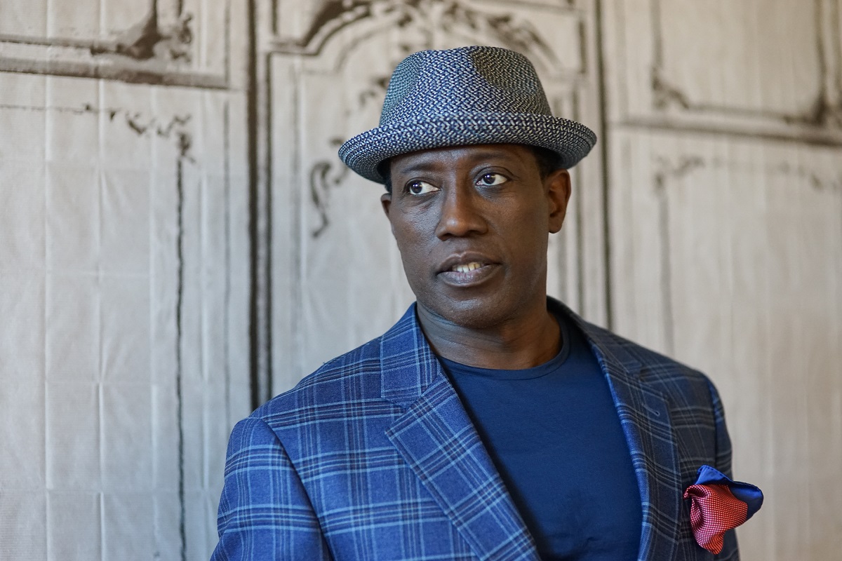 Wesley Snipes posant dans un costume bleu.