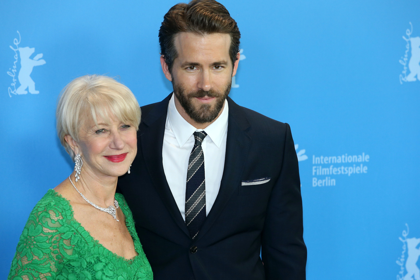 Helen Mirren et Ryan Reynolds sourient sur le tapis rouge lors de la première de