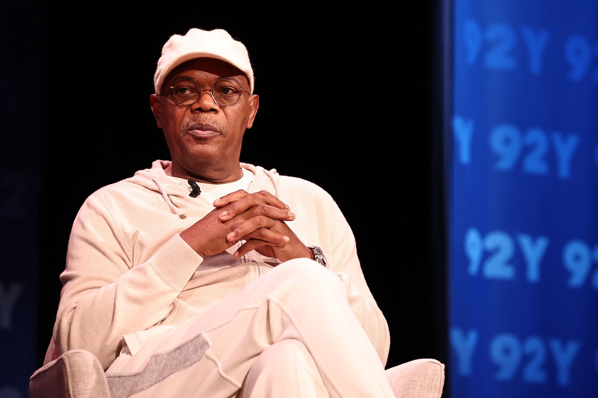 Samuel L. Jackson assis tout en portant des vêtements blancs.