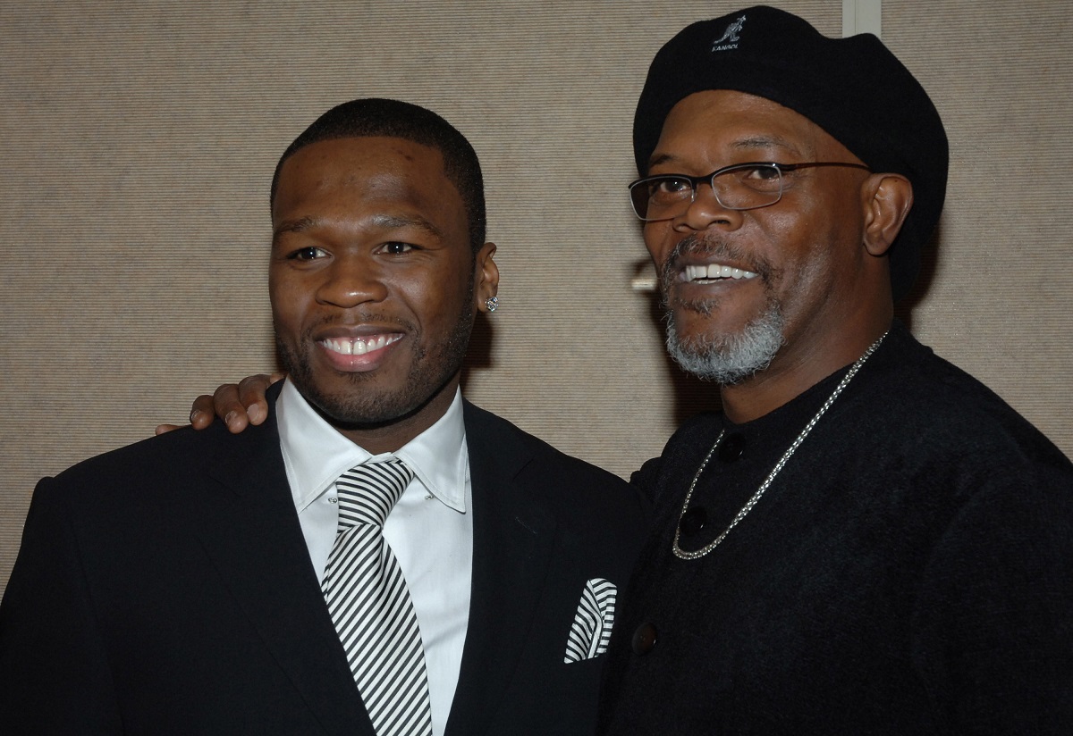 Samuel L. Jackson souriant aux côtés de 50 Cent.
