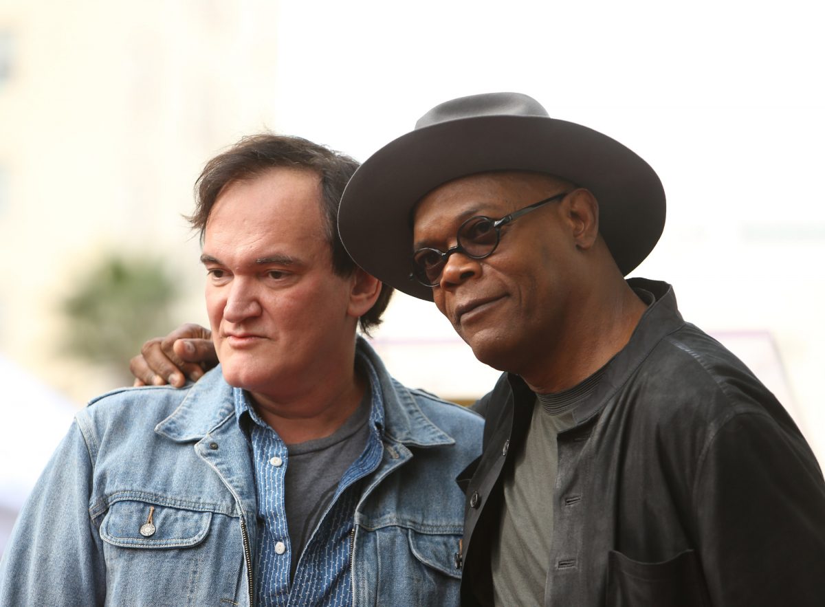 Quentin Tarantino et Samuel L. Jackson avec un bras autour de l'autre