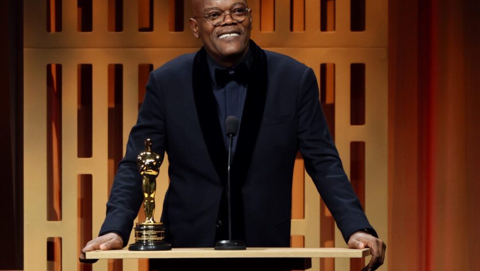 Oscars 2022 : Samuel L. Jackson reçoit son premier Oscar des mains de Denzel Washington
