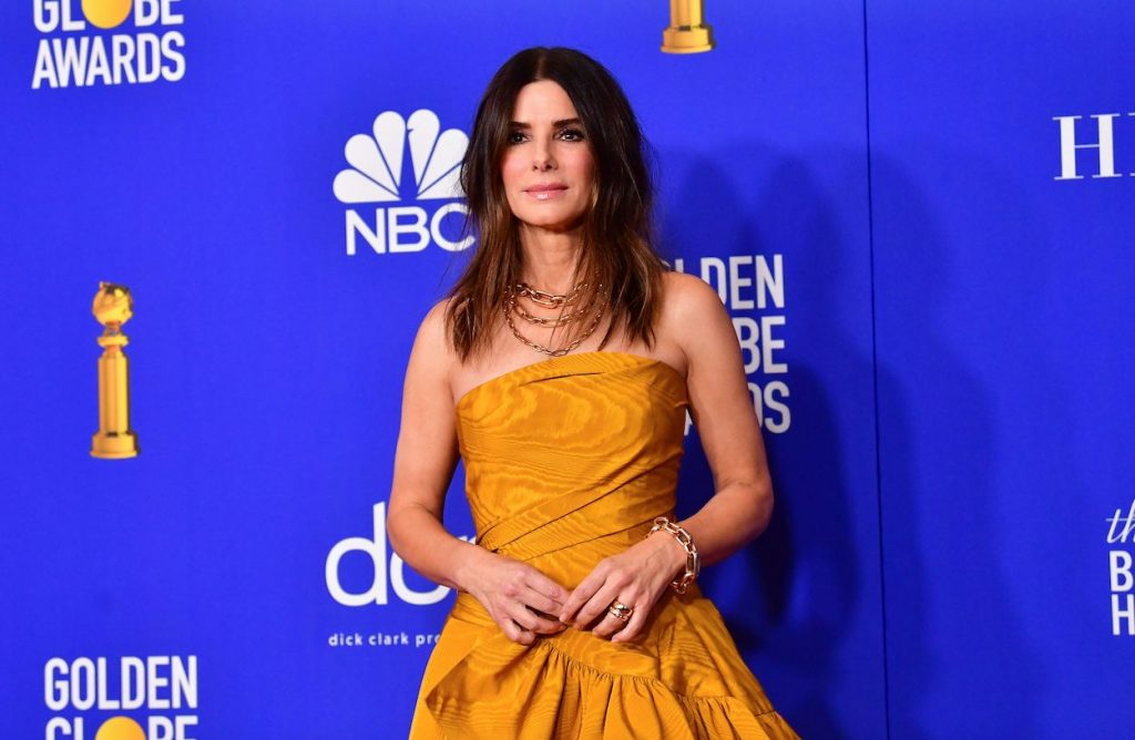 Sandra Bullock pose pour la presse aux Golden Globe Awards 2020.