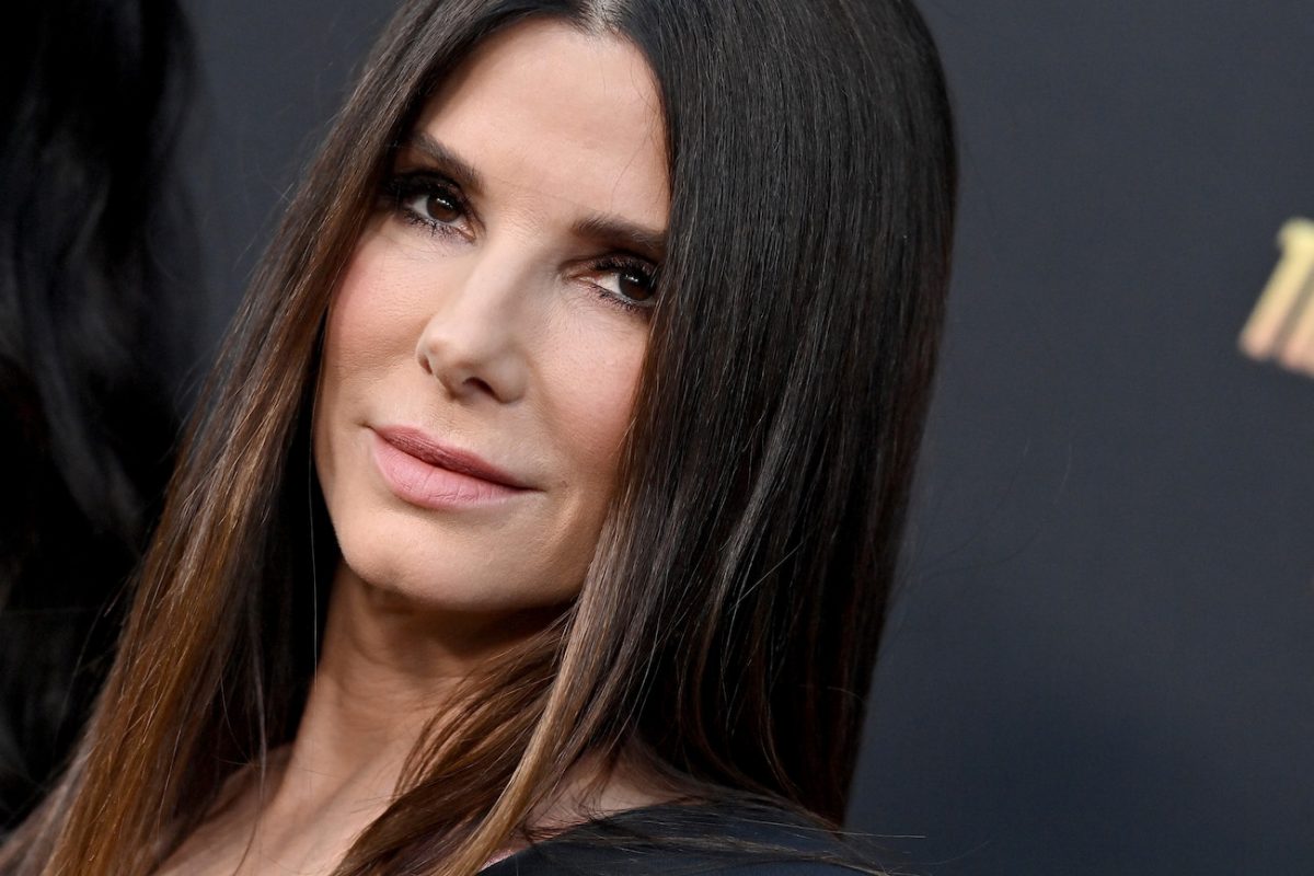 Gros plan de Sandra Bullock regardant devant un fond sombre