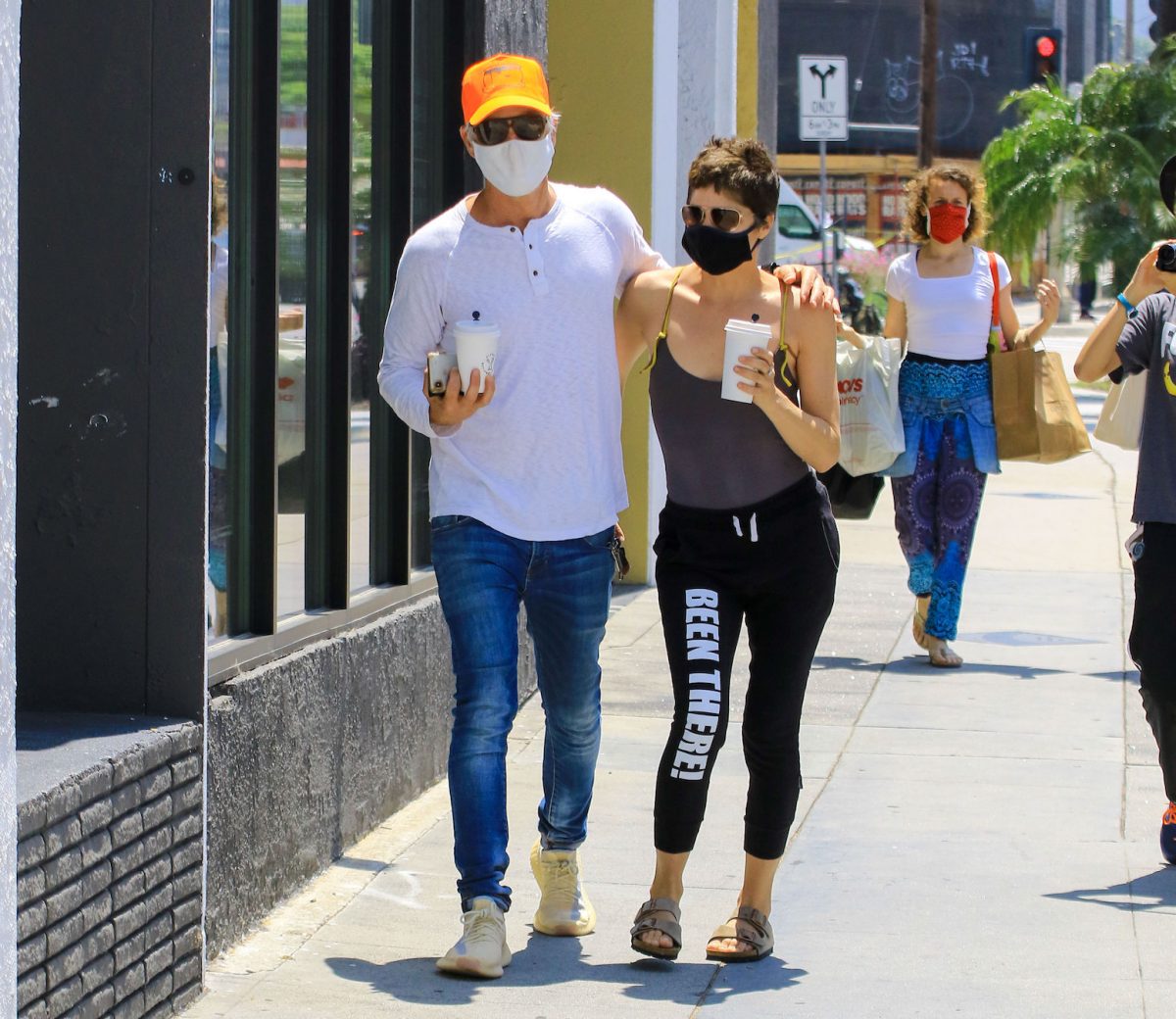 Selma Blair et son petit ami, Ron Carlson, marchant ensemble avec des masques 