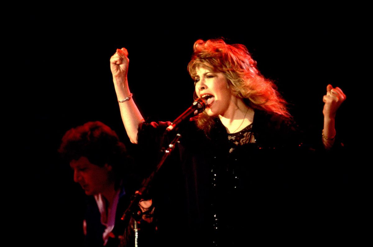 Stevie Nicks portait du noir lors d'un concert lors d'un festival de musique américain en 1983.