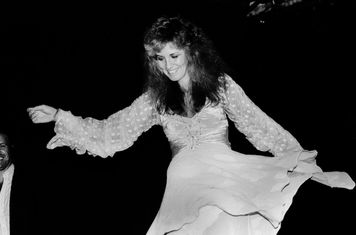 Stevie Nicks se produisant en blanc dans l'Illinois, 1981.