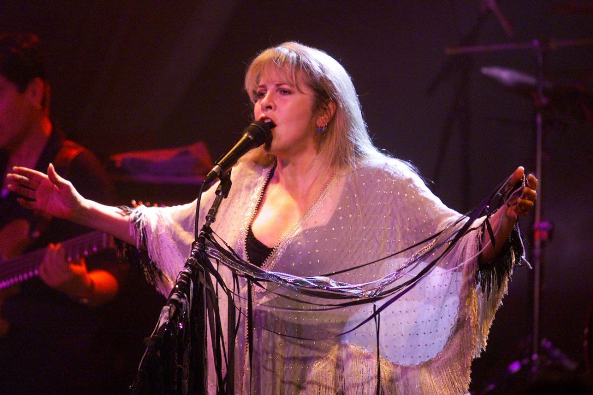 Stevie Nicks se produisant dans un châle blanc en 2001.