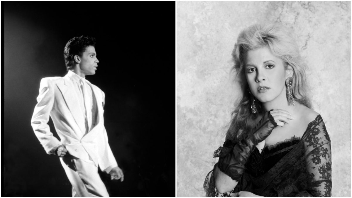 Une photo en noir et blanc de Prince portant un costume tout blanc.  Stevie Nicks porte une chemise en dentelle et des mitaines en dentelle.