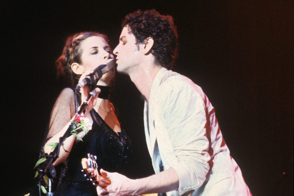 Stevie Nicks et Lindsey Buckingham chantent dans le même micro.