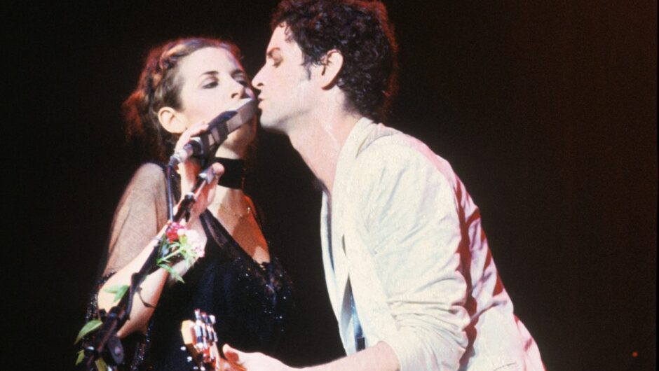 Stevie Nicks a déclaré que la jalousie de Lindsey Buckingham l&rsquo;avait « torturée » jusqu&rsquo;à ce qu&rsquo;elle ait une liaison
