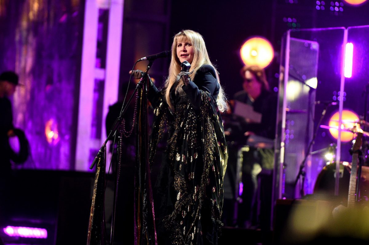 Stevie Nicks vêtue de noir lors de sa deuxième intronisation au Rock & Roll Hall of Fame.