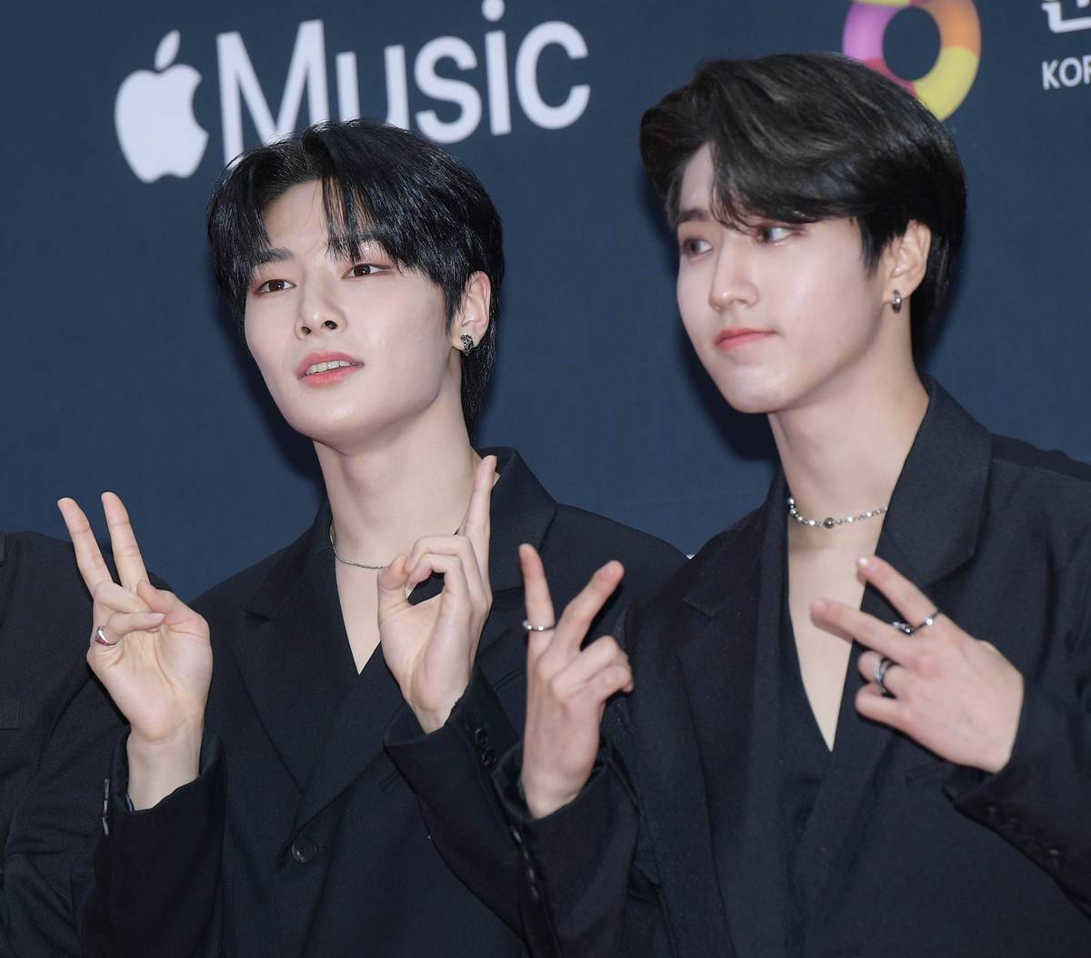 IN et Han, membres de Stray Kids, posent sur le tapis rouge des MAMA Awards à Paju, en Corée du Sud.