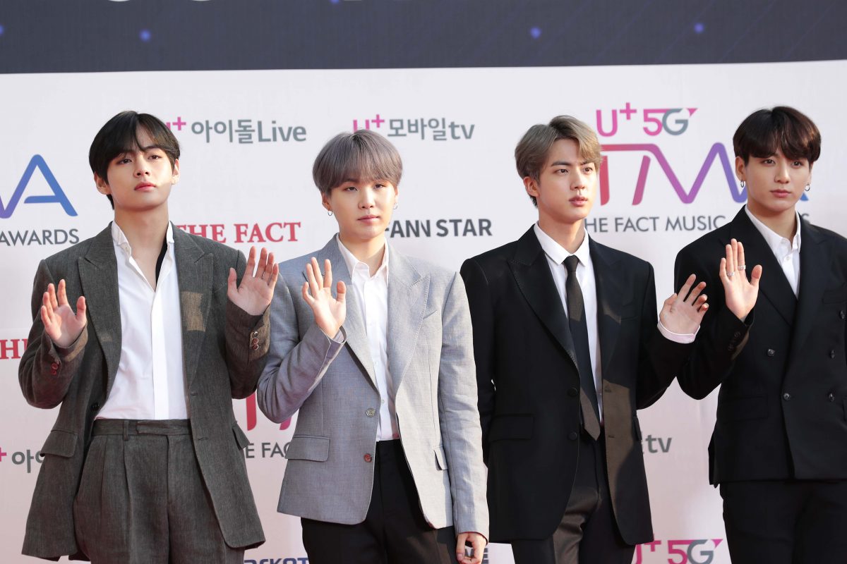 Suga, Jin et JungKook du boys band BTS assistent au photocall pour U Plus 5G 'The Fact Music Awards'