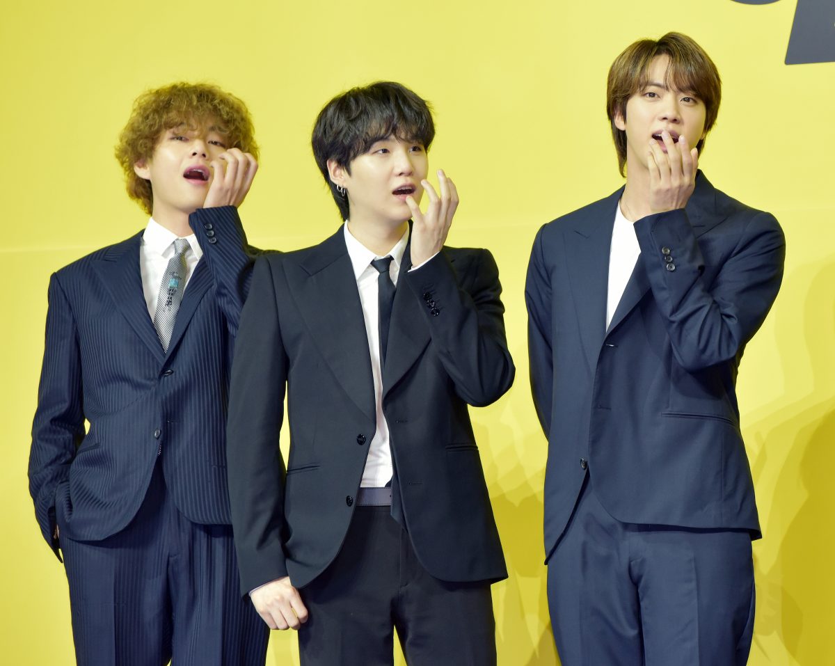 V, Suga et Jin de BTS assistent à une conférence de presse pour le nouveau single numérique de BTS 