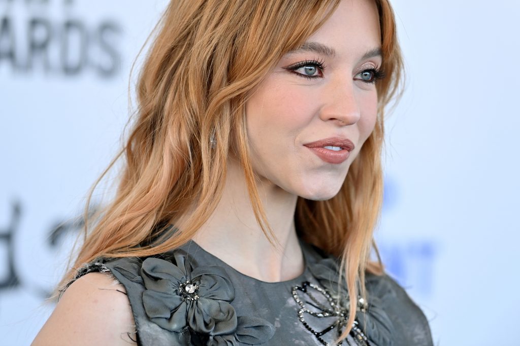 Sydney Sweeney est photographiée aux Film Independent Spirit Awards 2022