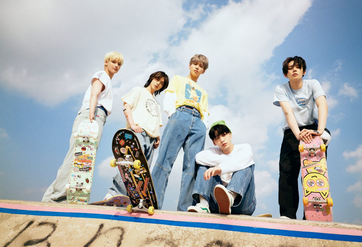 Huening Kai, Beomgyu, Taehyun, Soobin et Yeonjun de TXT posent avec des planches à roulettes