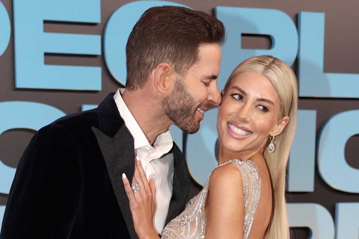 Tarek El Moussa tend la main vers sa femme Heather Rae pour l'embrasser sur la joue