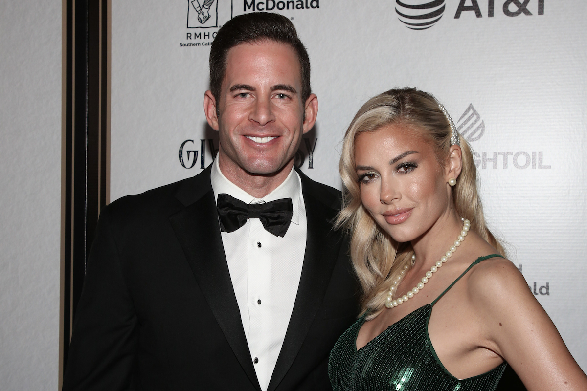 Tarek El Moussa et Heather Rae Young posent ensemble lors d'un événement.