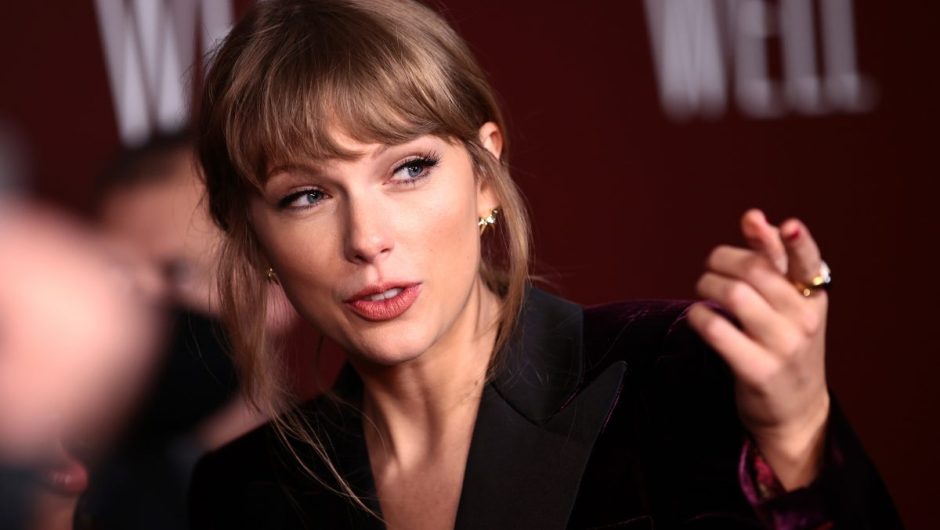 Comment les chansons de Taylor Swift « I Know Places » et « Peace » sont liées au niveau des paroles