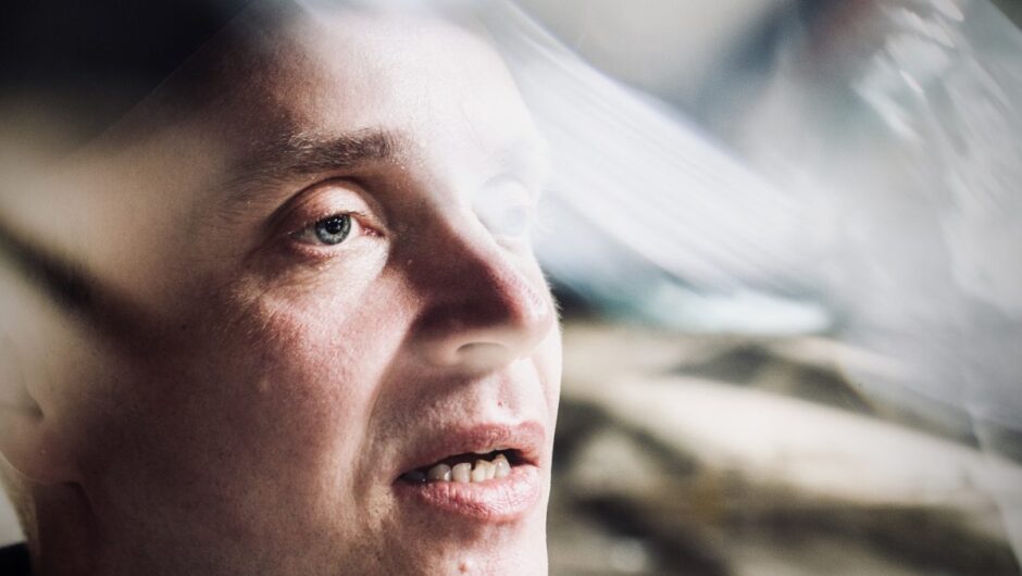 Critique du film « L&rsquo;aveugle qui ne voulait pas voir Titanic » [SXSW 2022]: Petri Poikolainen porte une prémisse simple et tendue
