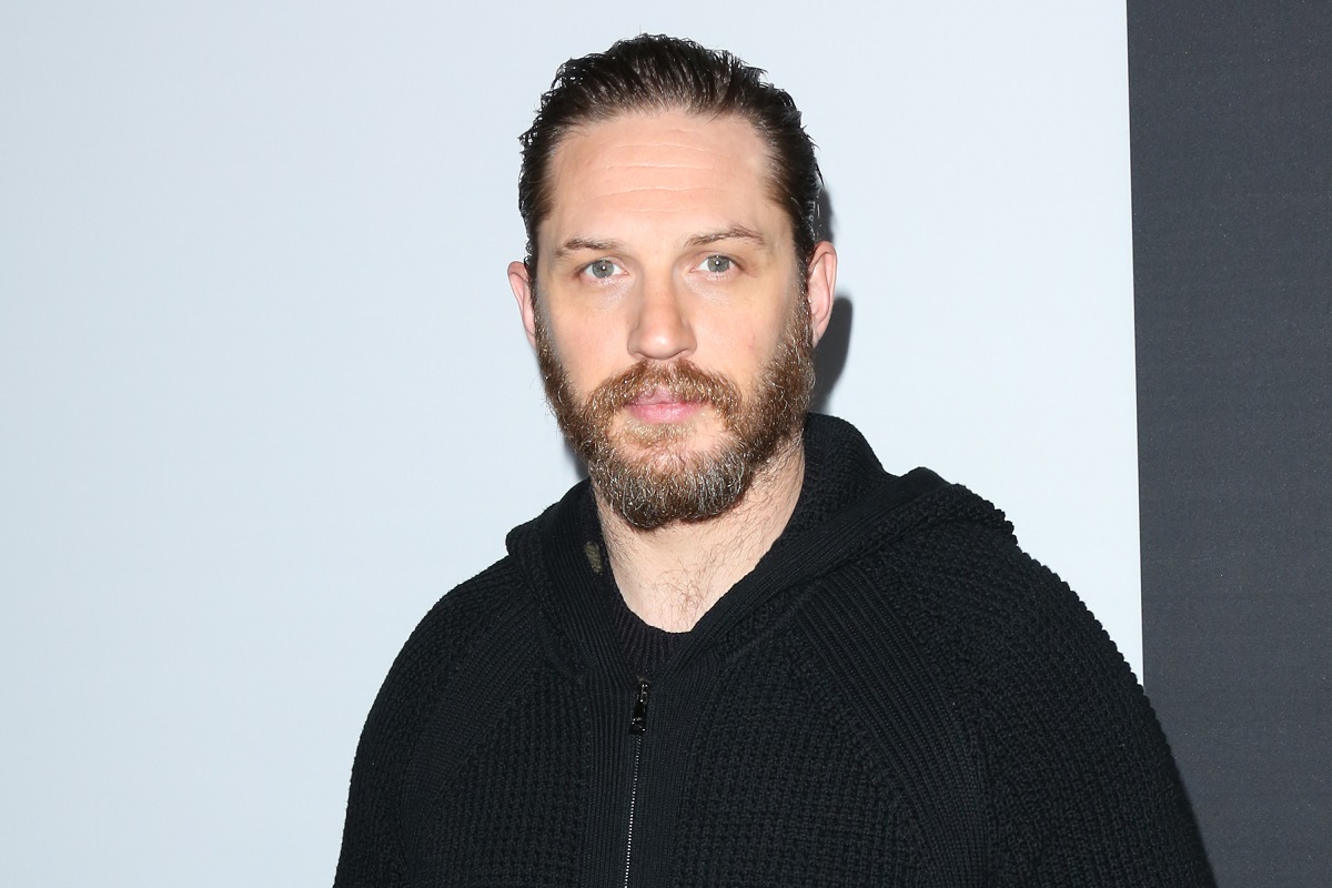 Tom Hardy posant en portant un pull noir.