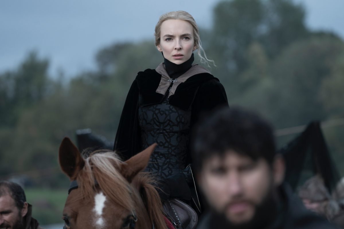 'The Last Duel' Jodie Comer dans le rôle de Marguerite de Carrouges vêtue de noir sur un cheval