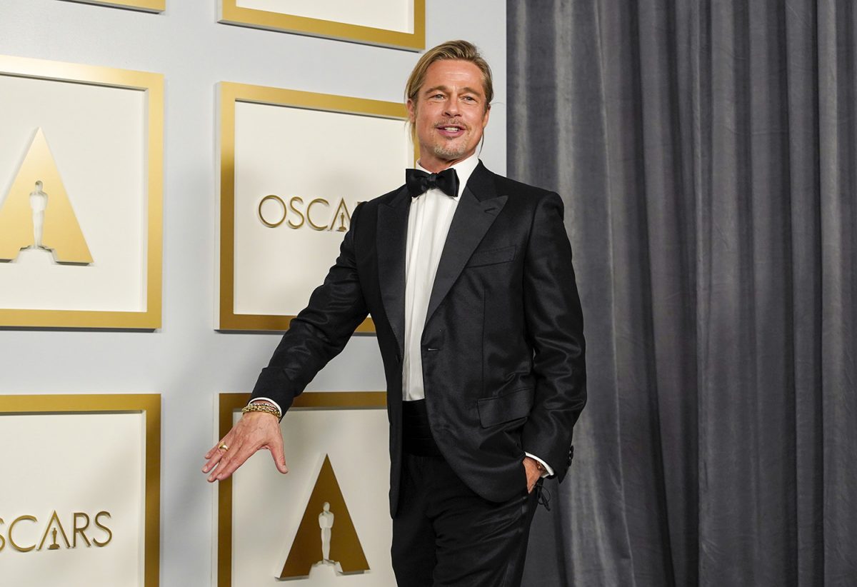 La star de Lost City, Brad Pitt, assiste à la 93e cérémonie des Oscars.