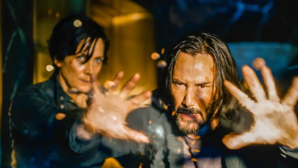 Trinity (Carrie-Anne Moss) et Neo (Keanu Reeves) repoussent une attaque dans 'The Matrix Resurrections' | Warner Bros.