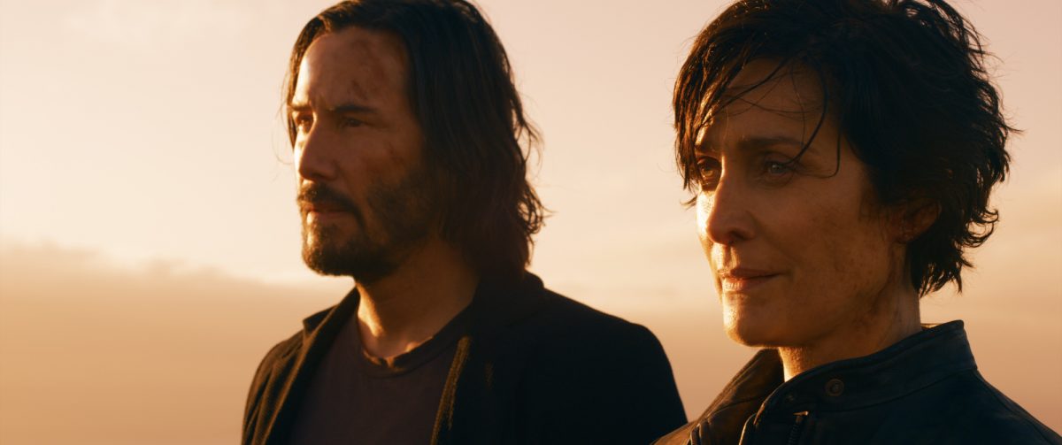 'The Matrix Resurrections' Keanu Reeves comme Neo:Thomas A. Anderson et Carrie-Anne Moss comme Trinity:Tiffany avant le saut du gratte-ciel en regardant hors champ