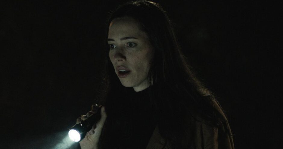 « The Night House »: Rebecca Hall se souvient d&rsquo;avoir filmé une scène fantôme « embarrassante »