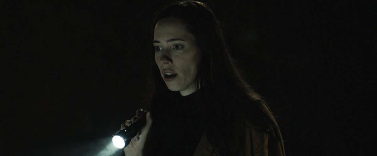 'The Night House' Rebecca Hall dans le rôle de Beth tenant une lampe de poche dans le noir