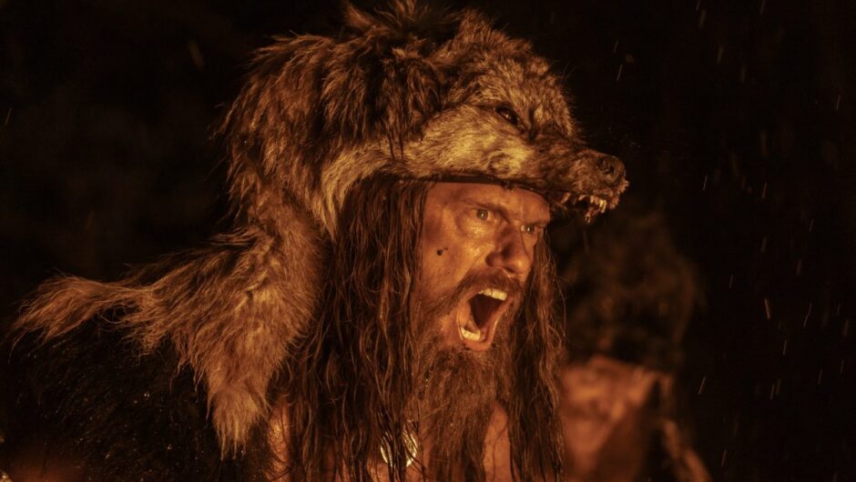 « The Northman »: Alexander Skarsgård a été « enchaîné » et « traîné » dans la boue sur le plateau