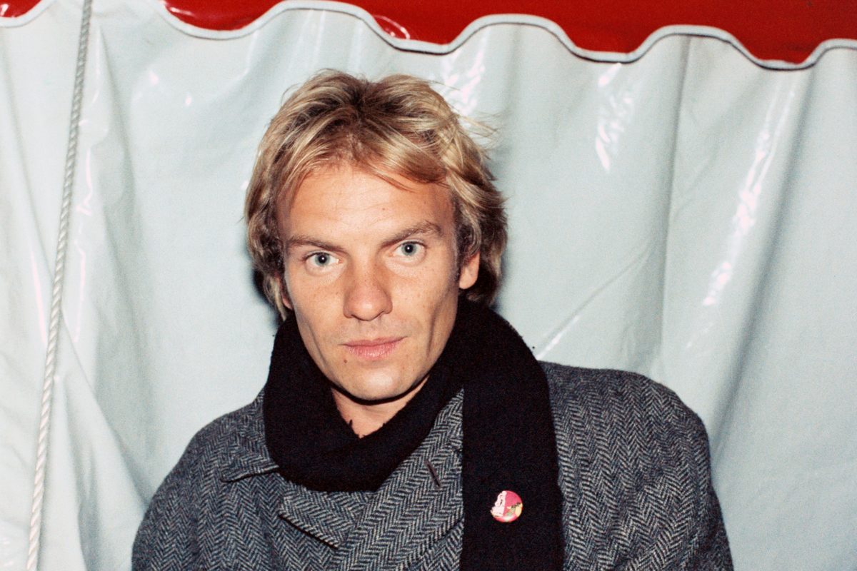 The Police's Sting portant une écharpe