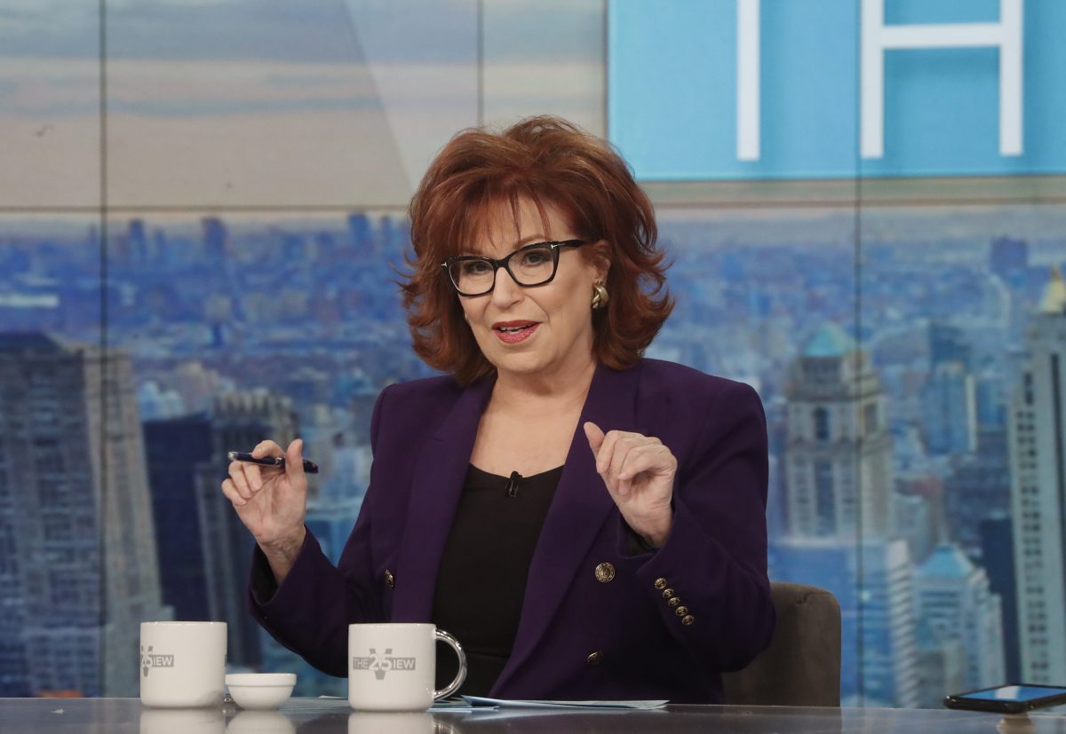 Joy Behar au milieu d'un débat, vêtue d'un blazer violet et d'un chemisier noir sur le tournage de 'The View'