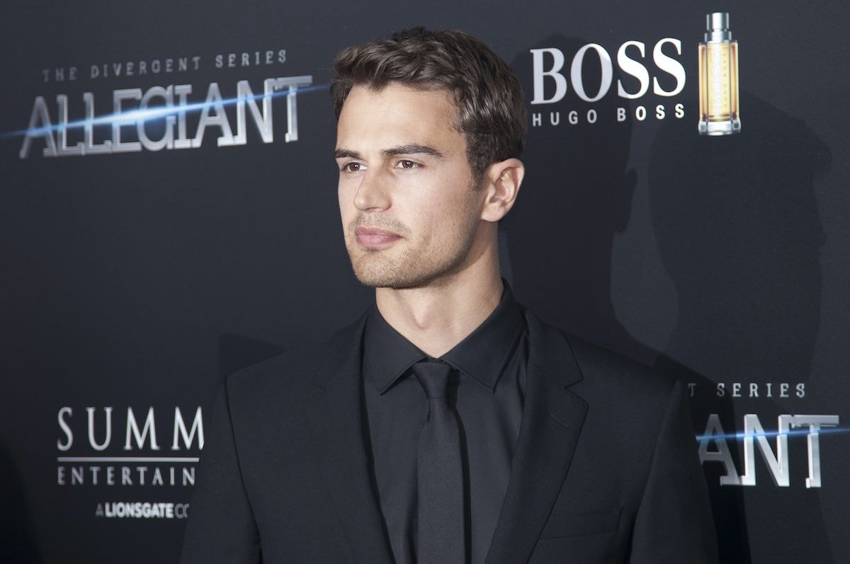 La star divergente Theo James porte du noir pour une première de film