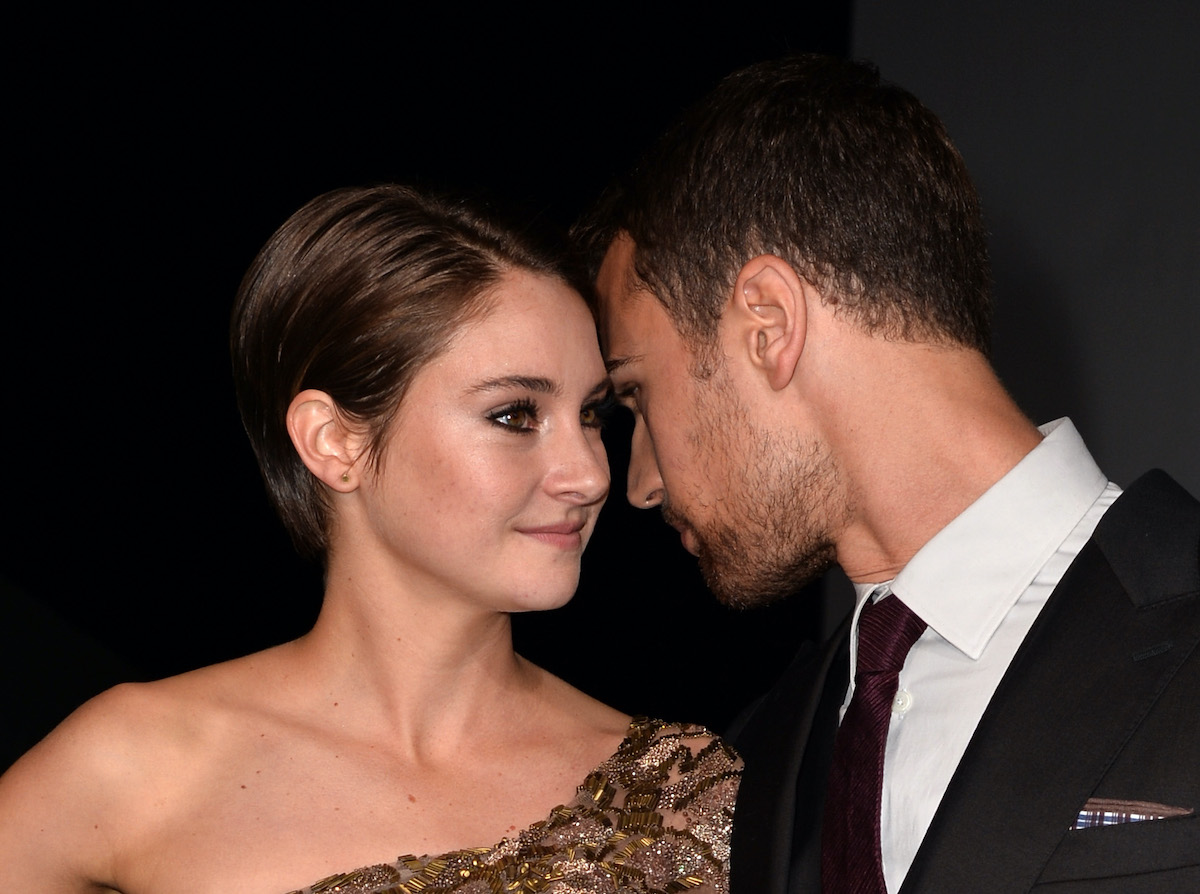 Shailene Woodley et Theo James se regardent à la première du film Divergente