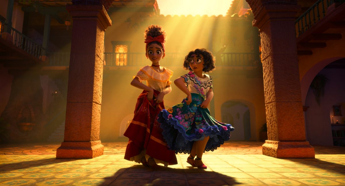 'Encanto' Dolores (exprimé par Adassa) et Mirabel (exprimé par Stephanie Beatriz) dansant devant la maison Madrigal