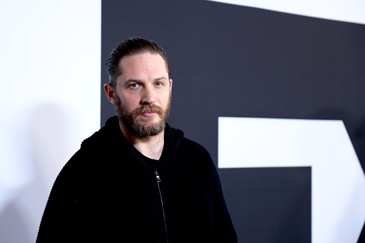 Tom Hardy avec les cheveux lissés en arrière et un sweat à capuche zippé noir arrive au Winter TCA Tour FX Starwalk à l'hôtel Langham le 12 janvier 2017