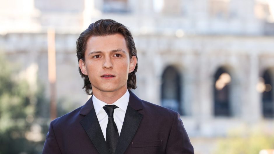 Tom Holland a refusé d&rsquo;interpréter « Umbrella » de Rihanna en talons – et le regrette maintenant