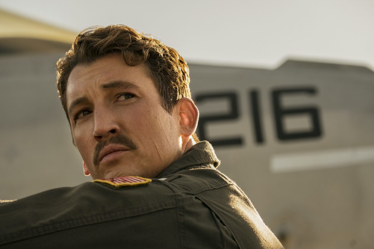 Miles Teller a laissé pousser sa moustache pour jouer Bradley "Le coq" Bradshaw dans