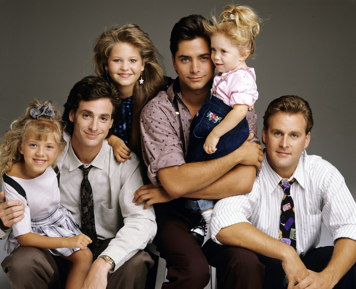 Jodie Sweetin, Bob Saget, Candace Cameron Bure, John Stamos, Mary Kate/Ashley Olsen et Dave Coulier posent ensemble pour "Full House".