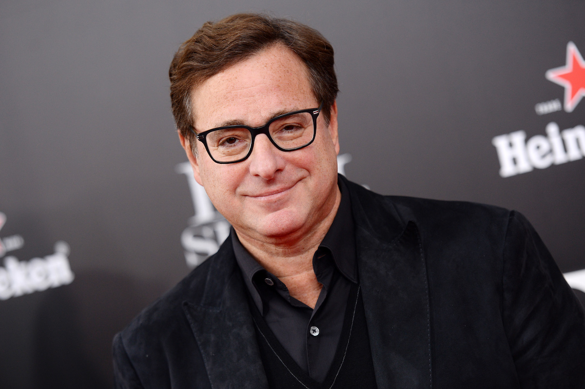 Bob Saget sourit devant la caméra lors d'un événement.