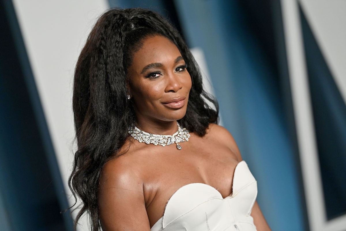 Venus Williams sourit et pose lors d'un événement.