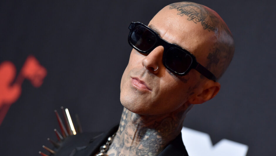 Travis Barker est méconnaissable dans le clip de Machine Gun Kelly pour « Emo Girl », avec Willow Smith