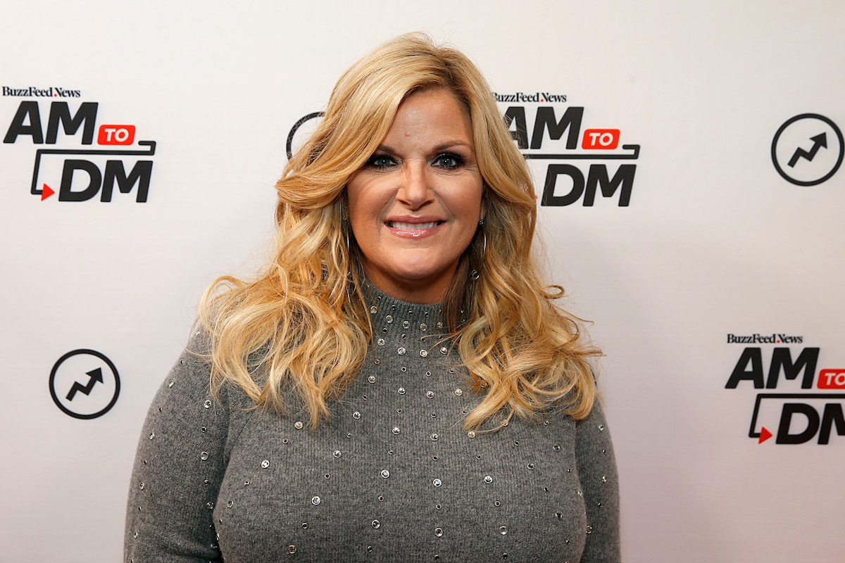Trisha Yearwood souriant devant un fond blanc